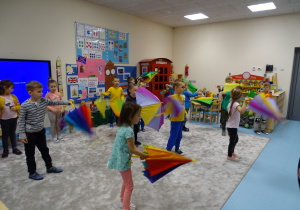 dzieci w tańcu z parasolem